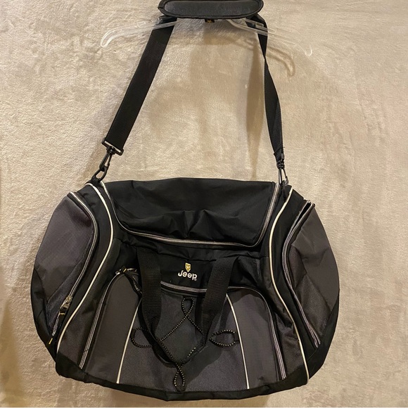 Jeep Duffel Bag Front Sides Pockets Shoulder Hand Straps Carry On Gym Weekend - Picture 3 of 5